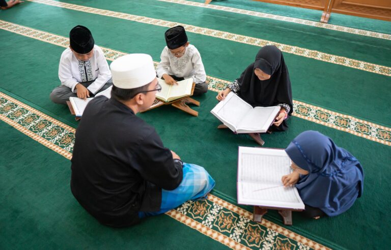 teaching-muslim-kid-read-quran-min